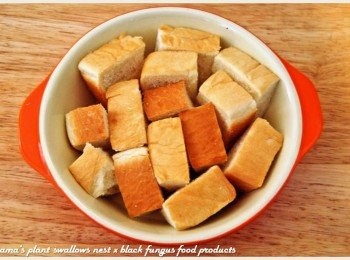 step2: 將吐司片切成丁狀，放入器皿中，吐司邊儘量排列朝上。