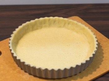 step11: <span class="group_1">撻皮</span>用小刀貼著批盤邊切掉多餘的<span class="group_1">撻皮</span>，小心壓成平均厚度，不要破掉，如途中<span class="group_1">撻皮</span>破開可用手指頭輕輕按壓修補，如<span class="group_1">撻皮</span>不夠鋪或有破孔，只要用多餘既<span class="group_1">撻皮</span>補上就可以