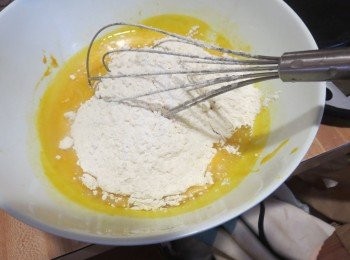 step2: 倒入酵母牛奶液拌匀，筛入低粉拌匀，倒入牛油拌匀。盖上保鲜膜入冰箱冷藏。