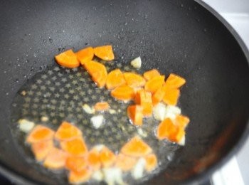 step5: 再預留剩下約1大匙油，將蒜頭及紅蘿蔔爆香