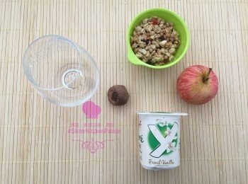 step1: 準備一個玻璃杯。蘋果去皮，切小粒。