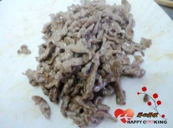 step3: 放入中高溫油鍋中快速打散過油8~10秒鐘,約6~7分熟撈出
