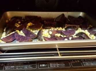 step6: 200度預熱焗爐，將紫色新薯放入焗爐烤15分鐘。
