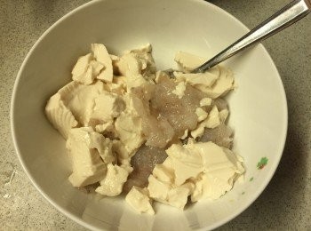 step5: 把豆腐放入蝦膠內, 用匙壓爛