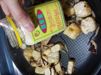 step7: 加入約1茶匙素雞粉炒勻