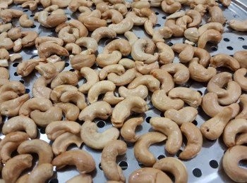 step4: 焗好的腰果攤開待凉，此時不可食用，因好熱同唔多脆口