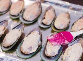 step1: 預熱焗爐至攝氏180度。
急凍半殼青口解凍洗淨，以廚房紙巾印乾水份，平鋪於焗盤上，表面掃上蛋黃醬。