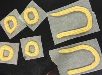 step4: 裝入擠花袋中
把麵糊擠在一小塊一小塊的烘焙紙上
可以發揮創意 擠任何想要的形狀^^
我擠了吉拿棒、吉拿圈圈還有吉拿U