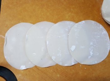 step5: 將4片餃子皮一字型重叠放好。