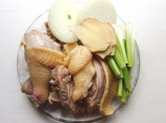 step3: 雞腿加上根莖類蔬菜一起燉煮,可讓蔬菜的鮮甜融合在雞湯裡變得更加有層次又好喝。