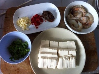 step1: 把鮮蝦洗淨去殼挖出腸泥，水豆腐切塊排在碟子上大火蒸5分鐘，取出倒掉多餘的水分待用。