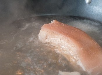 step2: 五花腩洗淨後薑蔥出水二十分鐘。呢張相好明顯好多毛，咁點算呢？答安係呢..... 扮睇佢唔到.....