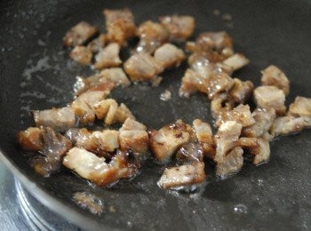 step3: 再下少許油，先炒肉類（叉燒）數分鐘，然後下泡菜炒一分鐘