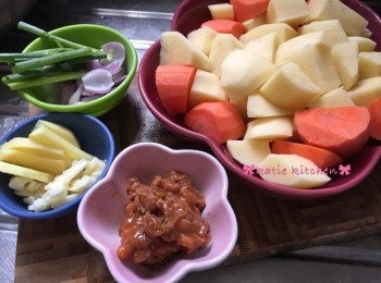 step1: 準備材料薑切段、乾蔥頭切片、薑切片、蒜頭拍扁備用
排骨先沖洗，瀝乾，或用廚房紙印乾，用醃料醃約半小時或以上備用，薯仔及紅蘿蔔去皮切件備用