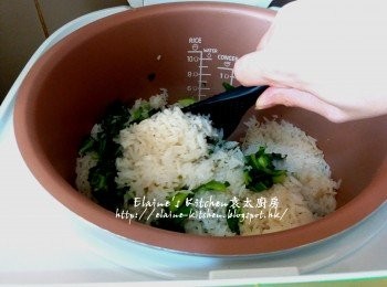 step19: 飯煮熟後加入小棠菜拌勻即可