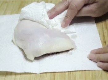 step2: 雞腿排用餐巾紙擦乾水份，搭配的蔬果清洗後處理成適當大小