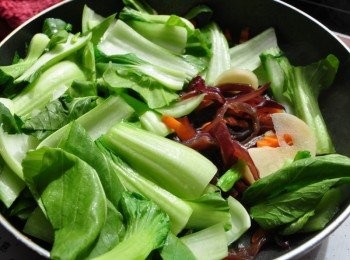 step6: 將蒜片、紅蘿蔔絲、木耳爆香後，放入菜梗先炒，最後放入菜葉拌炒，調味即可