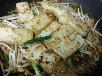 step4: 放入蘿蔔糕~豆芽菜~收汁入味就可以起鍋了~加牛頭牌沙茶炸醬~味道真是棒極了~