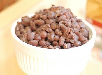 step1: 先將紅豆泡浸1 -2個小時，然後用一大鍋水煮沸紅豆，然後蓋上鍋蓋再煮45分鐘，或至紅豆軟身，加少許冰糖