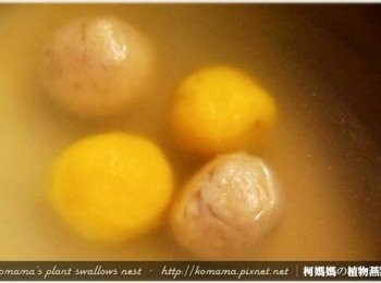 step3: 煮沸時，適當加入些許涼水，保持似滾非滾狀態，待其湯圓表面光滑並浮於水面，即可撈出。