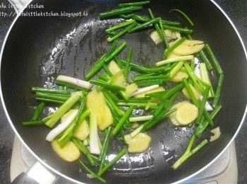 step3: 燒熱油，放入薑片及蔥段炒至出味。