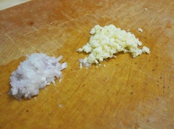step1: 先煮<span class="group_2">黑椒汁</span>
乾蔥洗淨去皮切蓉
蒜蓉洗淨去皮切蓉