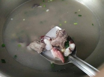 step3: 接著倒入水量800cc於鍋中，水滾煮後，依序放入澎湖排骨、章魚【澎湖野生水產】，轉小火煮軟嫩並蓋上鍋蓋，約滾煮約20-30分鐘，再翻鍋蓋看澎湖排骨是否有呈乳白色、章魚是否有稍加軟嫩熟(注意不能汆燙過久，以免影響蓮藕過軟無脆度)，