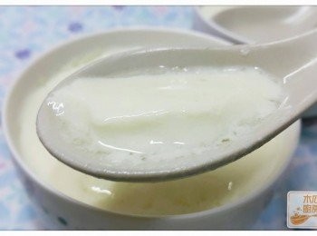 step4: 薑汁用匙羹攪勻，再撞鮮奶入碗中 (薑汁嘅澱粉會沉底，一定要攪勻左先撞奶！)