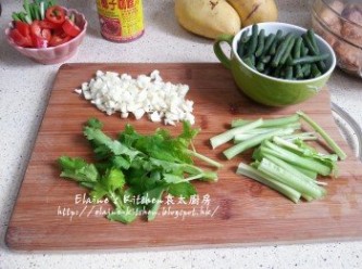 step4: 蒜頭去衣切細粒 , 芹菜莖切段 , 芹菜葉留起作裝飾 (可省略)