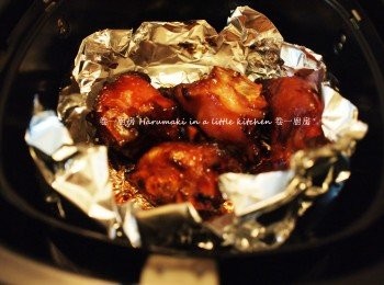 step3: 把Airfryer 以180℃ 3分鐘預熱; 輕把已醃好的豬手仔放入錫紙上, 放入Airfryer啟動程式180℃ 20鐘 ; 完成後即塗蜜糖. 隨即可上碟。