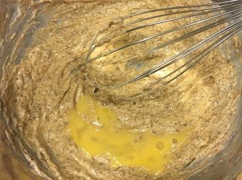 step3: 這時麵團已經呈現黑糖色啦~
再把打散的雞蛋分3次加入