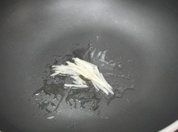 step1: 鍋中倒入些許油後放入薑絲炒香。