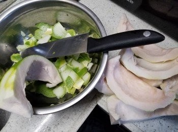 step1: 先批出柚子皮青色部份,可以有兩種方法:1是原個用刨刨去青色部份, 2是用刀批去青色部份