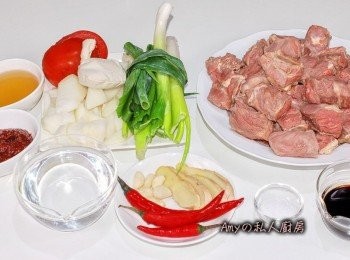 step1: 準備所有<span class="group_1">食材</span>。將牛腩切塊及牛尾用熱水汆燙過,洋蔥切成塊狀