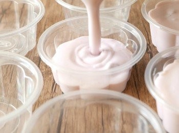 step5: 把布甸漿倒入杯中，冷藏(4℃)約3小或至凝固。