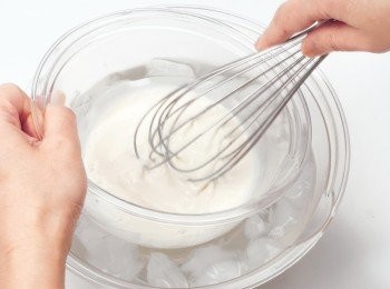 step10: 在缽盆中放入鮮奶油與細砂糖，盆底浸泡冰水使其冷卻，同時用打蛋 器打發
