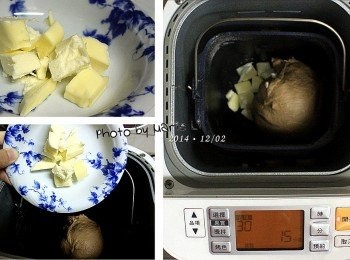 step3: (Panasonic SD-BMS105T Mode30 烏龍麵麵糰模式)

機器跑完第一次行程後，放進無鹽奶油於容器中
再次設定麵包機為 Mode30 《烏龍麵麵糰模式》
讓它再跑一次 15分鐘 的行程

※ 加入無鹽奶油後攪拌中會有噴溢情況，請記得加蓋預防。