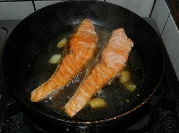 step2: 下3大匙水、醬油、蒜頭、糖，小火慢煮，每面都約煮5分鐘