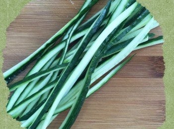 step3: 小黃瓜洗淨後切絲泡冷水，萵苣洗淨後泡冷水五分鐘 瀝乾備用，香菜洗淨備用。