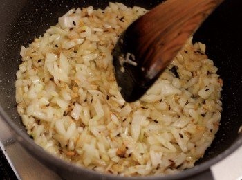 step7: 炒洋蔥→維持大火放入洋蔥，放入少許鹽（分量外）。輕輕地與其他<span class="group_1">食材</span>攪拌混合後就先放著加熱。