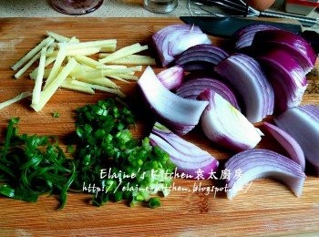 step3: 分別將西芹切段 , 甘旬切片 , 紫洋蔥切件 , 薑去皮切絲 , 蔥切絲及切粒