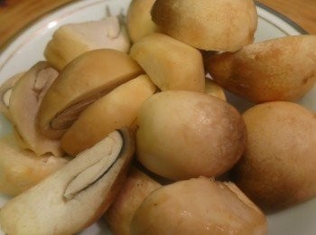 step3: 草菇洗淨切半備用