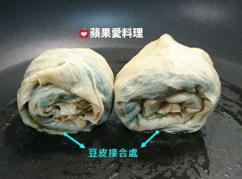 step8: 將蝸牛立起來，豆皮接合處緊貼鍋底，開小火慢煎。