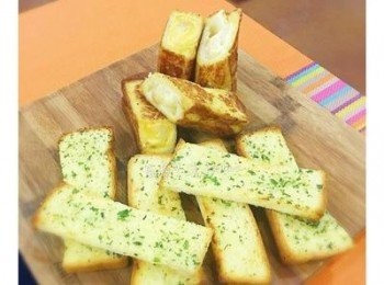 step4: 趁熱切開，剛溶化的起士配上酥香的外層，真的是無論吃鹹、吃甜都很適合。