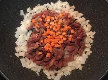 step6: 再放入紅蘿蔔丁，如有要放青豆也再此時放下共炒。