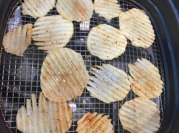 step6: 焗爐- 一塊塊地平放在焗盆上, 放入已預熱焗爐150度, 焗20分鐘, 然後反轉再焗10分鐘
(每個焗爐的溫差都唔同, 焗的時候請留意薯片的變化
Airfryer - 預熱160度3分鐘, 然後放入焗10分鐘,再用180度焗2分鐘,