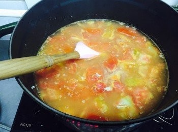 step3: 加2.5公升水，待湯煮滾，轉中小火煮15分鐘