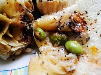 step7: 用烤好的大蒜粒當抹醬配上綜合鮮蔬，沾取有鮮蔬的香氣的橄欖油，真的很迷人喲!!嘴巴是停不下來的(相信我)