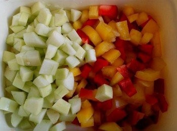 step1: 白肉青瓜紅黃椒去籽，切粒洗淨。