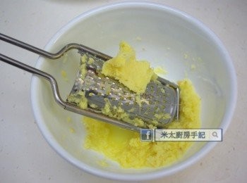 step3: 把薑磨成茸。